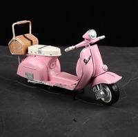Collection d'armoires à fenêtres en fer forgé modèle scooter mouton vintage décoré de pièces nostalgiques