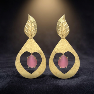 Boucles d'oreilles ethniques dorées en forme de feuille avec tourmaline rose hydrogène pour fiançailles et mariage - Product Image 2