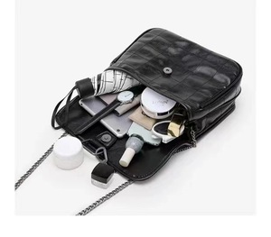 ZA Bolso bandolera de cuero PU negro para mujer, bolso de hombro suave con cadena para uso diario, viaje a rayas, moda nacional - Product Image 3