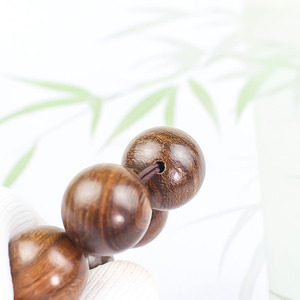 สร้อยข้อมือไม้จันทน์ทอง 18 มม. ลูกปัดกลมสไตล์จีน ลูกปัดไม้พุทธศาสนา ของขวัญสำหรับผู้ชาย - Product Image 3