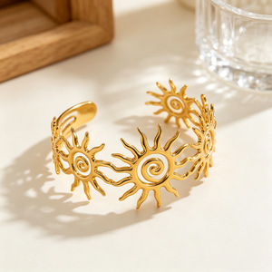 Brazalete Abierto con Diseño de Sol, Dorado, Unisex, a la Moda - Product Image 2
