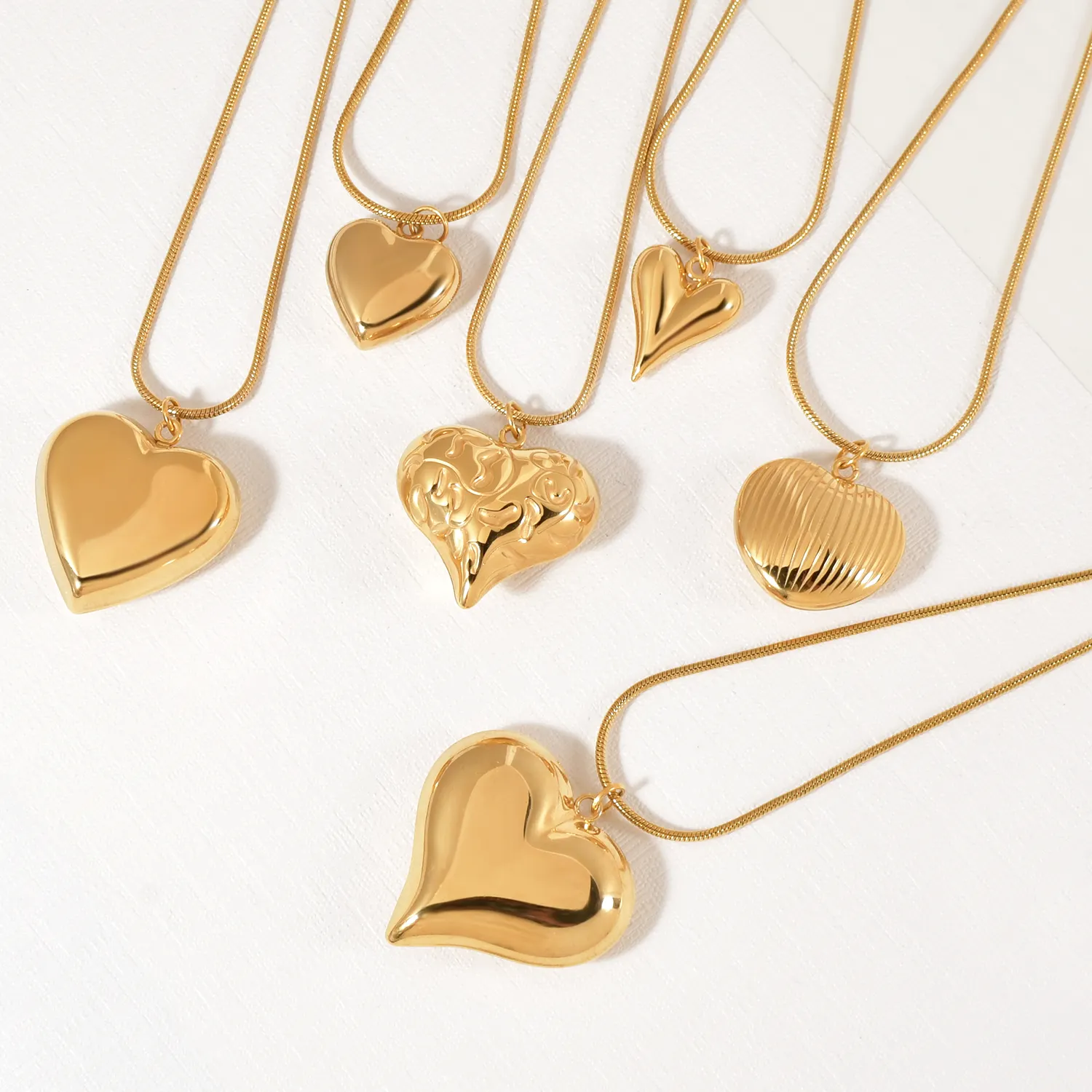 Großhandel flache Schlangenknochenkette Edelstahlschmuck 18K PVD vergoldet Choker glänzendes Herz Anhänger Halsketten für Damen
