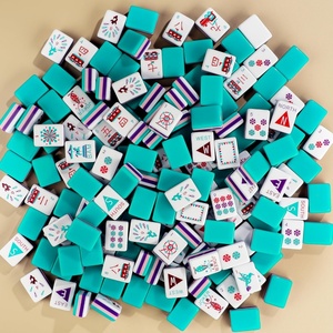 Juego de Fichas de Mahjong Americano, con Fichas Acrílicas Coloridas y un Estuche de Viaje de Cuero con Motivos de Parques Temáticos y Circo. - Product Image 1