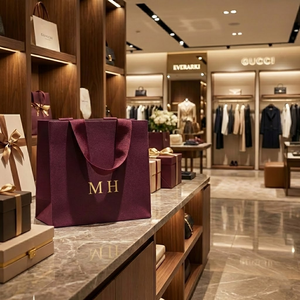 Tasarımcı Kadife Benzeri Çevre Dostu Su Geçirmez Kağıt Hediye Çantası Kese Mat Kadife Kaplama Güçlendirilmiş Taban Kurdele Bükümlü Sap - Product Image 3