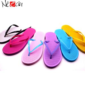 Chanclas de Diseño Personalizado en Color Sólido, Antideslizantes, con Suela de Líneas Horizontales, Sandalias Ligeras de Goma PE para Playa, Suministro OEM ODM - Product Image 1