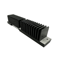 Radiateur en aluminium extrudé noir anodisé à ailettes verticales longues avec plaque de pressage de positionnement pour applications industrielles