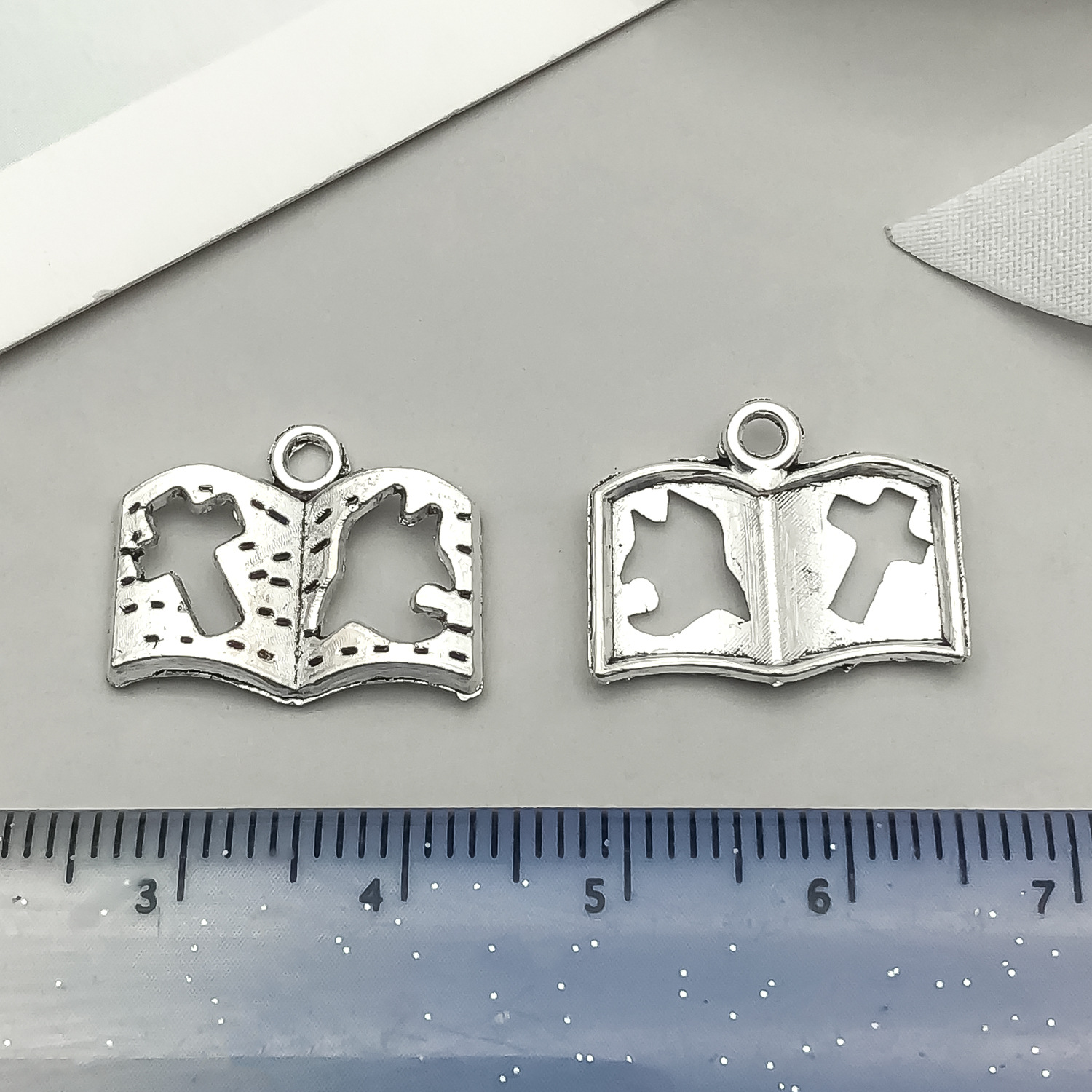 1 Croix Livre 17x13mm