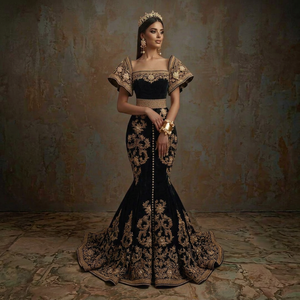 Magnifique robe de mariée Fergani en velours noir, longueur ras du sol, avec broderies dorées, pour femme, coupe ajustée, style sirène. - Product Image 1