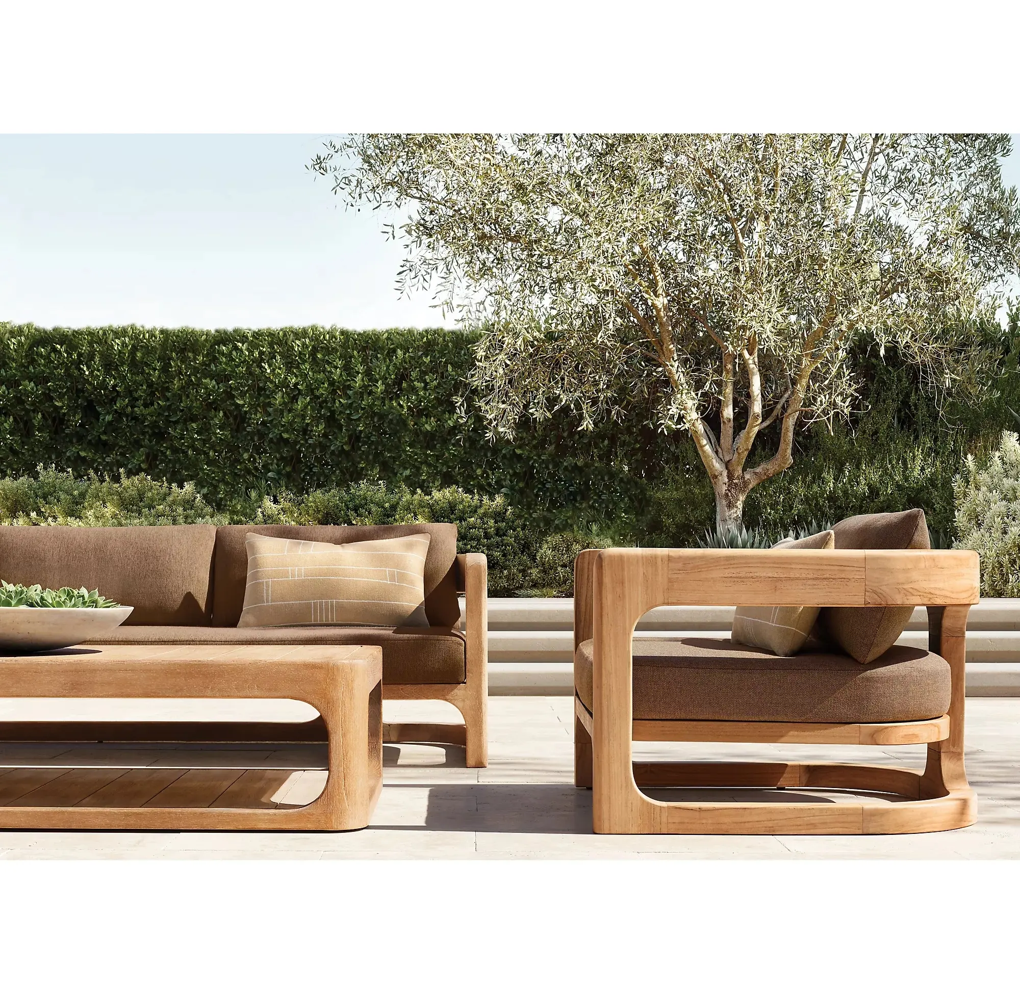 Luxus-Esstisch aus Teakholz im Freien mit Teakholz-Sofa garnitur