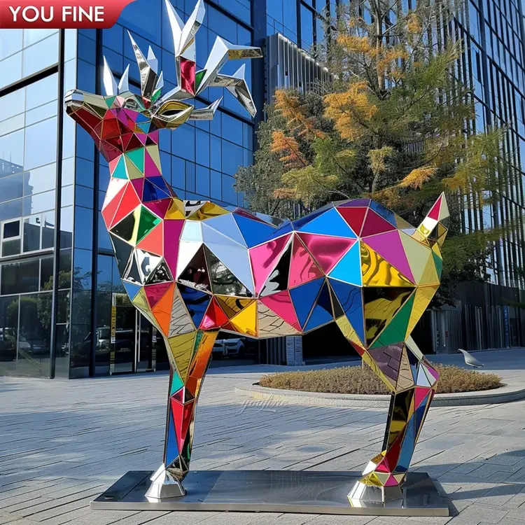 屋外の現代的な大きなカラフルな幾何学的な鹿のステンレス鋼の動物の像