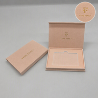 Elegante Scatola Bianca Rigida per Carte VIP con Design Magnetico a Forma di Libro, con Goffratura e Finitura Opaca