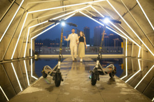 Monopattino Pieghevole KuKirin A1, Telaio in Acciaio Argento, Display LED, Doppi Freni, per Pendolari e Avventure all'Aperto - Product Image 4