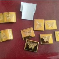 Autocollant personnalisé de logo en feuille d'or de luxe gaufrage étiquette d'emballage de bouteille cosmétique impression autocollant de parfum auto-adhésif étanche