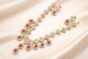 Conjunto de Collar y Aretes de Perlas Kundan Indias, Estilo Moderno, Joyería Tradicional en Tono Dorado para Mujeres y Niñas - Product Image 2