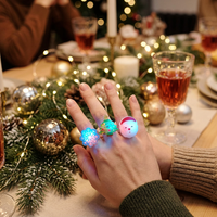 Lampu Cincin LED Natal Grosir, Mainan Jari Menyala untuk Anak-anak, Souvenir Pesta, Kepingan Salju, Santa, Manusia Salju, Lampu Berkedip Menyala dalam Gelap