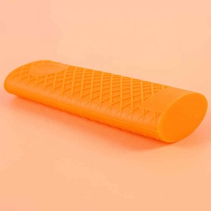 Manchon de protection <span class=keywords><strong>pour</strong></span> <span class=keywords><strong>casserole</strong></span>, housse antidérapante, accessoires de cuisine, outils de cuisine uniques, <span class=keywords><strong>poignée</strong></span> de <span class=keywords><strong>casserole</strong></span> <span class=keywords><strong>en</strong></span> <span class=keywords><strong>silicone</strong></span> - Product Image 6