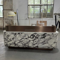 Comptoir de réception personnalisé en marbre avec façade en métal bronze, mobilier de bureau pour hall d'hôtel, fabricant fiable, OEM/ODM
