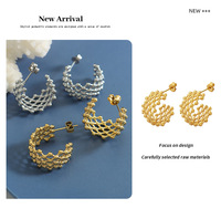 H0081 Boucles d'oreilles pendantes en acier inoxydable plaqué or 18 carats pour femme, motif treillis à petites perles dorées en forme de C, design de niche, tendance
