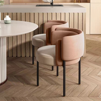 Chaise de salle à manger de luxe moderne de style italien chaise de salle à manger rembourrée en velours à dossier rond avec accoudoirs