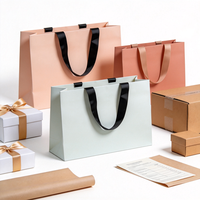 Sac de shopping en carton blanc avec logo personnalisé, production en 72h, sac d'emballage cadeau renforcé avec poignée en ruban