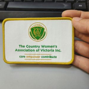 Emblema Bordado en Tela, Etiqueta Tejida Cosida con Derecho de Autor, Parche/Insignia para Ropa o Artículos Promocionales - Product Image 1