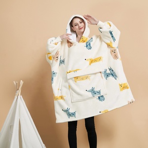 Couverture à <span class=keywords><strong>capuche</strong></span> Sherpa en flanelle surdimensionnée personnalisée Couverture TV à <span class=keywords><strong>capuche</strong></span> portable à manches longues - Product Image 1
