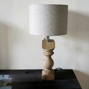 Lámpara de Mesa Rústica de Madera con Base de Madera Reciclada Natural y Pantalla de Tela Gris, Decoración para Sala de Estar, Dormitorio, Estilo Rústico y Costero - Product Image 1