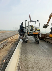Grande machine à paver à coffrage mobile NC1800 97kW, extrudeuse de barrières en béton, largeur 3000mm, hauteur 1800mm, <span class=keywords><strong>pour</strong></span> l'embellissement routier et la réduction des coûts - Product Image 2