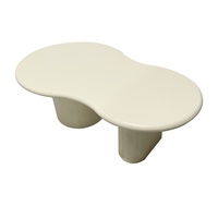 Table basse moderne ondulée irrégulière de couleur crème