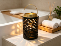 Lanterne en métal noire ajourée à motif de feuille, lanterne décorative portable en fer avec bordure dorée, option d'éclairage LED personnalisable