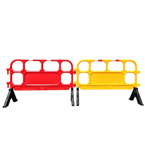 Barrera de Plástico HDPE Moldeada por Soplado 1350, Barrera de Seguridad de Plástico para Control de Multitudes con Panel Publicitario - Product Image 1