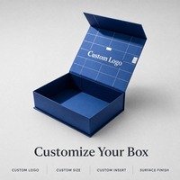 Kotak Hadiah Lipat Magnetik Biru Royal Custom Made dengan Cetakan di Tutup Bagian Dalam, Garis Kotak Putih dan Cetakan Panel Persegi untuk Hadiah Bermerek