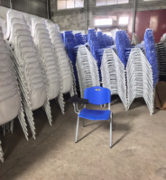 Chaise d'étudiant en plastique au design moderne pour l'entraînement au stade, en salle de classe, pour le collège, populaire en gros pour l'école
