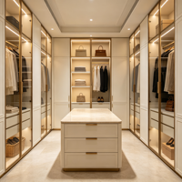 Armoires sur mesure, durables, modernes et luxueuses, avec îlot central pour une organisation complète de la chambre.