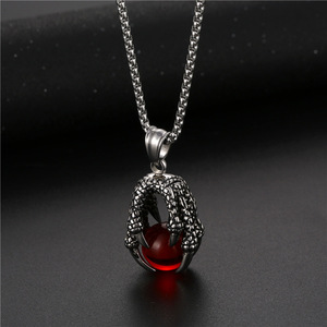 Vente en gros de pendentifs de style hip-hop européen et américain incrustés de pierres précieuses, griffes de dragon coulé, collier boule rouge - Product Image 5
