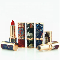 Rouge à lèvres satiné haute pigmentation personnalisé, effet velours mat, longue tenue, végan, maquillage OEM