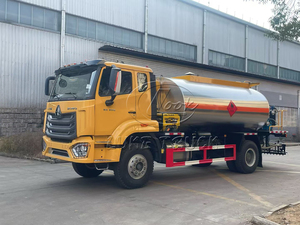 Camion pulvérisateur d'asphalte HOWO 10M3 avec réservoir isolé, épandeur automatique d'asphalte, véhicule d'entretien - Product Image 6