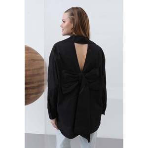 เสื้อเบลาส์ผูกโบว์สีดำสุดหรูสำหรับผู้หญิง น้ำหนักเบาและสวมใส่สบาย เหมาะสำหรับใส่ทำงานหรือใส่ลำลอง รุ่น 32210GML - Product Image 4