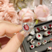 Bague de luxe en laiton plaqué or 14 carats avec zircon rouge taillé géométriquement, élégante et polyvalente pour femme, idéale pour mariage, fiançailles, fête ou cadeau