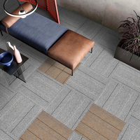 Dalles de moquette rayées en polypropylène avec support bitumineux, solution de revêtement de sol modulaire classique pour la maison, les centres commerciaux et les bureaux