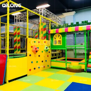 Los fabricantes proporcionan equipos comerciales de juegos blandos para niños y diseñan un patio de recreo interior