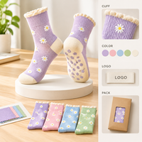 Chaussettes fantaisie avec motifs artistiques, tricotées, cadeau, bordure brodée, logo, taille, gradation, emballage, spécifications, bord festonné
