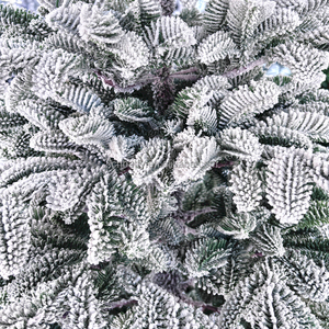 Venta al por Mayor de Fábrica: Árboles de Navidad de Material PE con Nieve Artificial, Autoensamblables, de Primera Calidad, con Base Metálica Gruesa y Resistente - Product Image 2