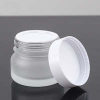 Pot en verre cosmétique givré transparent au design unique de 50 ml (1 oz) avec couvercles pour masques faciaux, gommages pour les yeux et le corps, et crèmes de soin.
