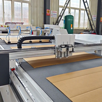 CNC-snijmachine met automatische zuignapvoeding, vibrerende oscillerende mes snijgereedschap machine complete set cartoon doos maakmachine