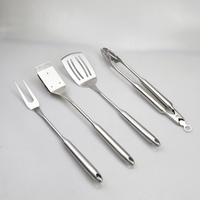 Ensemble d'outils de barbecue portables pour la maison, 4 ustensiles de barbecue d'extérieur avec pince, brosse, fourchette, pelle pour grillades et camping