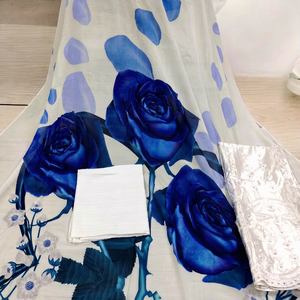 Twill floral blanc et bleu pour ensemble de tissus Dirac avec imprimé rose bleue |   Robe de mariée somalienne de luxe pour filles - Product Image 1