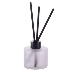 Bouteille diffuseur de parfum en rotin d'aromathérapie sans alcool, sans plomb, ronde, noire mate et blanche, 150 ml, avec bouchons dorés et roseaux - Product Image 1