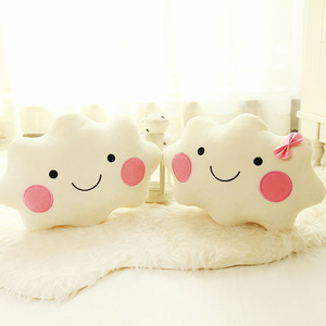 Coussin de siège en peluche en coton 100% avec un visage souriant kawaii, un nœud et un nuage - Product Image 3
