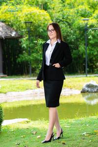 Traje de negocios personalizado de gama alta para mujer Blazer de doble botonadura Elegante mezcla de lana/seda/poliéster Decoración de botones a medida para oficina - Product Image 5